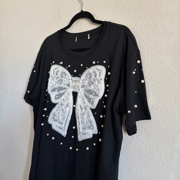Lizette Collection woman’s Black chic T-Shirt with White Lace and Pearl Accents - Picture 2 of 8